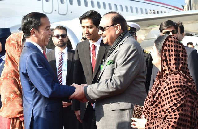 Tiba di Islamabad, Jokowi Disambut Presiden Pakistan