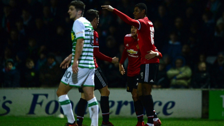 MU Cukur Yeovil Town, Alexis Sanchez Debut dan Sumbang Assist