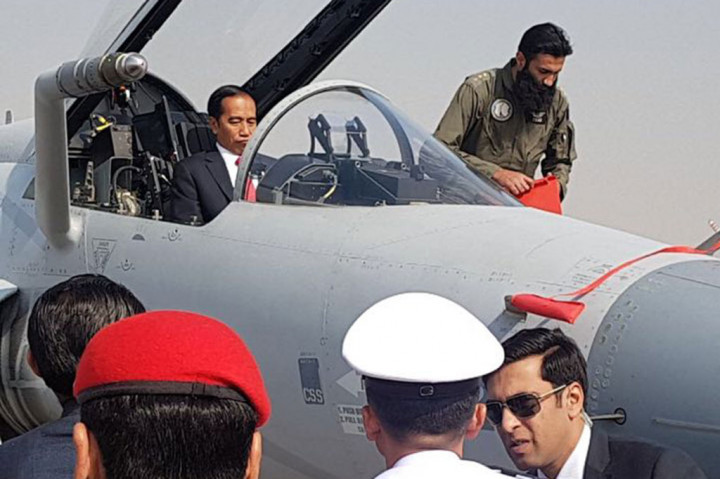 Jokowi Tinjau Jet Tempur JF-17 Thunder AU Pakistan