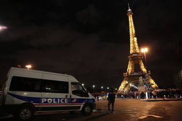 Lampu Menara Eiffel Dipadamkan untuk Korban Bom di Afganistan