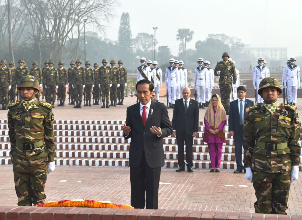 Presiden Jokowi mengunjungi National Martyr's Memorial Bangladesh. (Foto: Dok. Setpres).