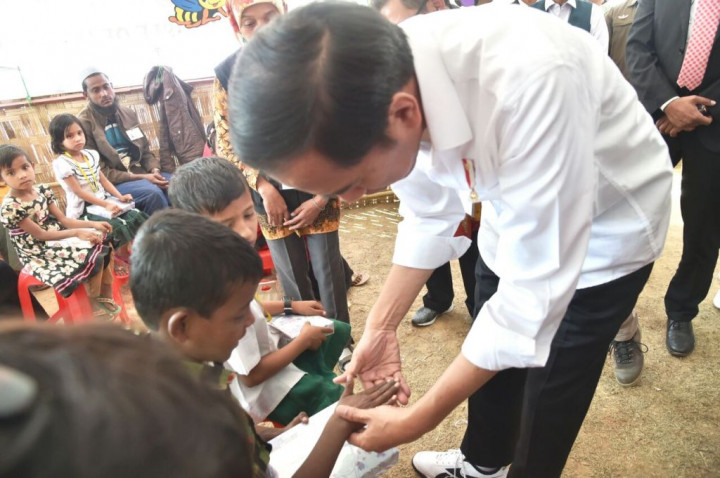 Interaksi Presiden dengan Anak Pengungsi Rakhine di Bangladesh