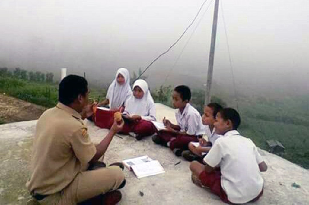 Wahyu Hendro Wijayanto saat mengajar di SD Negeri 2 Simego, Kecamatan Petungkriyono, Kabupaten Pekalongan, Jawa Tengah -- Medcom.id/Kuntoro Tayubi