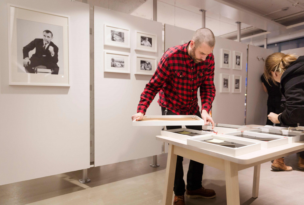 Karyawan IKEA menyusun foto mediang Ingvar Kamprad di IKEA Museum di  Almhult, Swedia. Pendiri IKEA, Ingvar Kamprad (91), tutup usia pada 26 Januari 2018. AFP Photo/TT News Agency/Ola Torkelsson 