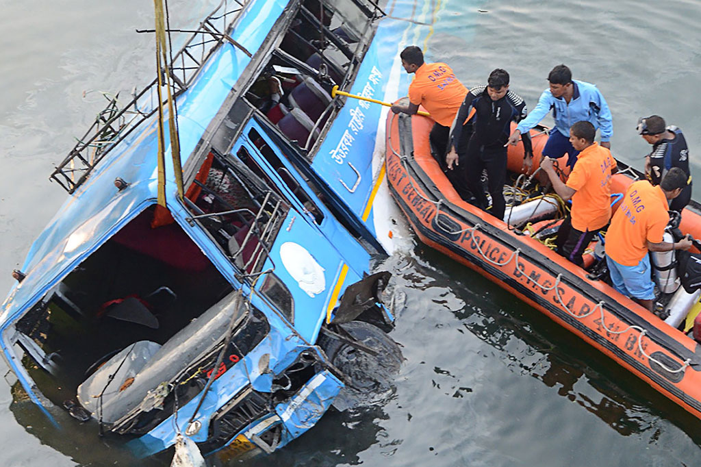 Bus di India Terjun ke Sungai, 36 Tewas
