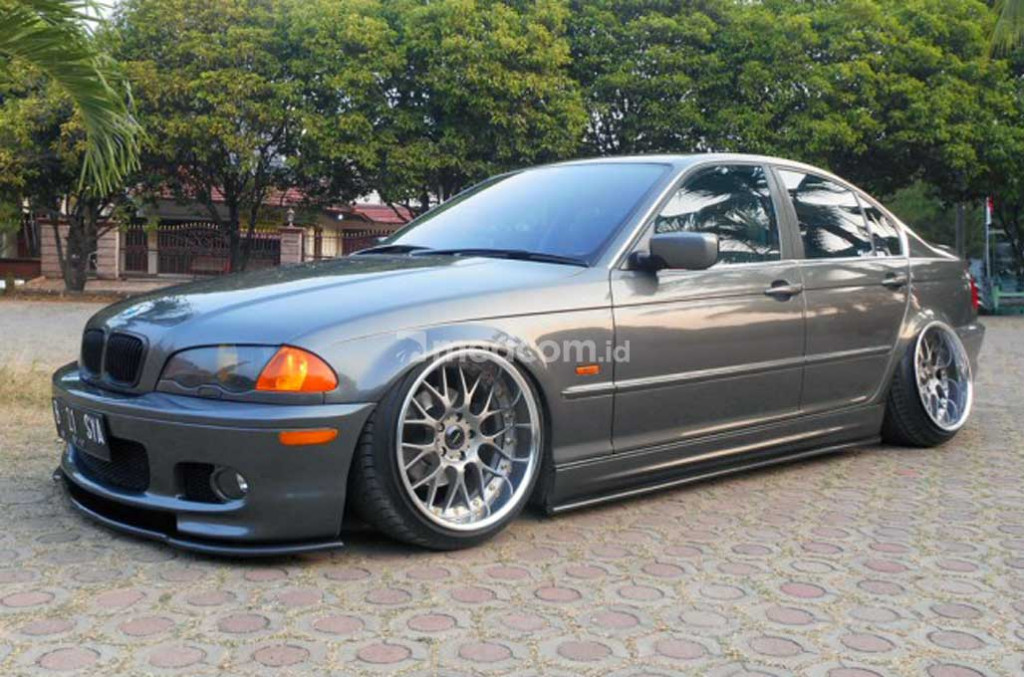 Pemasangan air suspension di mobil ceper biar tidak mentok. medcom.id/M. Bagus Rachmanto