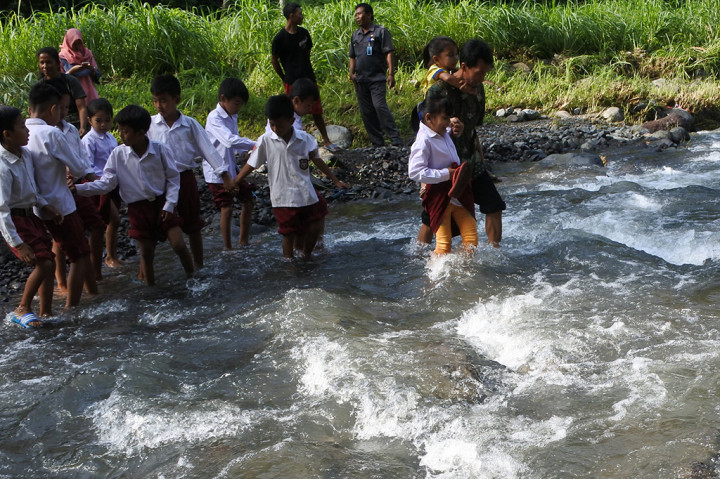 Jembatan Rusak, Siswa Seberangi Sungai Demi ke Sekolah