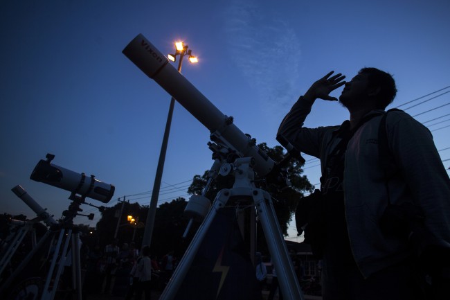 Indonesians Urged to Observe Super Blue Blood Moon