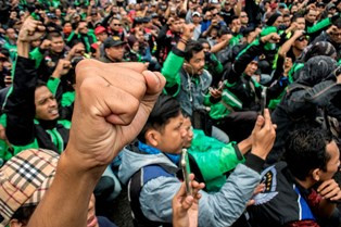 Di Balik Penolakan Permenhub Taksi Daring