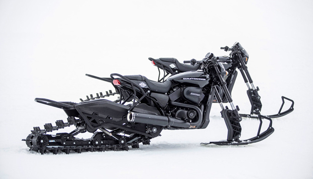 Dua unit Harley-Davidson Street Rod 750 diubah untuk medan salju. Rideapart