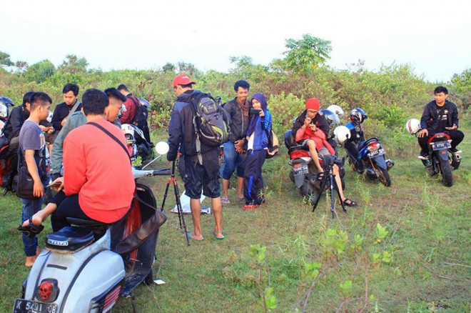 Pegiat fotografi di Kabupaten Jepara bersiap mengabadikan Supermoon -- Medcom.id/Rhobi Shani