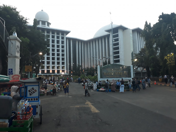 Masyarakat Padati Masjid Istiqlal Jelang Gerhana Bulan