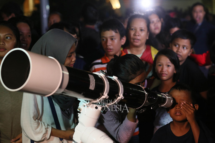 Warga Padati Planetarium Jakarta untuk Lihat Super Blue Blood Moon