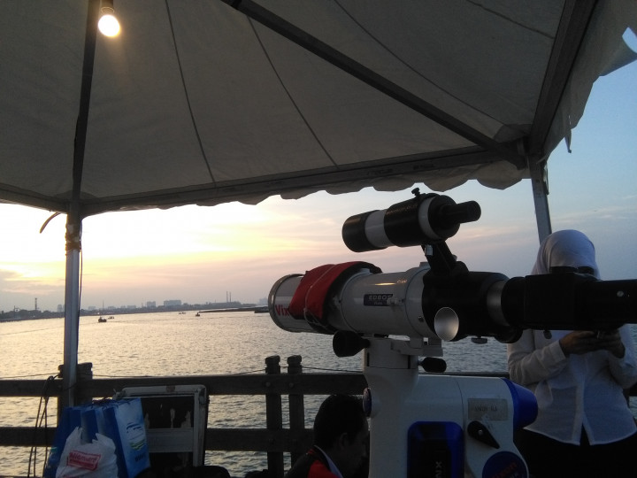 Macam-macam Reaksi Warga Melihat Gerhana Bulan