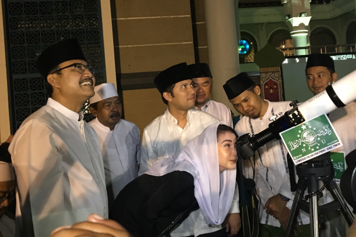 Gus Ipul dan Emil Dardak Salat Gerhana Bareng