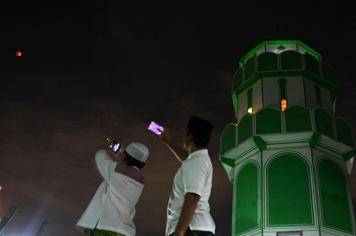 Penampakan Fase Super Blue Blood Moon di Berbagai Daerah