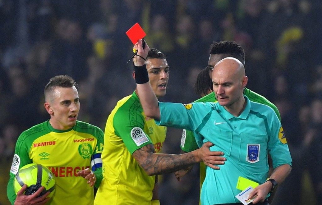 Tony Chapron saat memberi kartu merah kepada Diego Carlos (Foto: AFP/Loic Fenance)