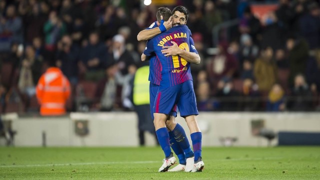 Jordi Alba memberikan selamat kepada Luis Suarez yang sukses mencetak gol ke gawang Valencia. (Foto: Migiuel Ruiz/FCB)
