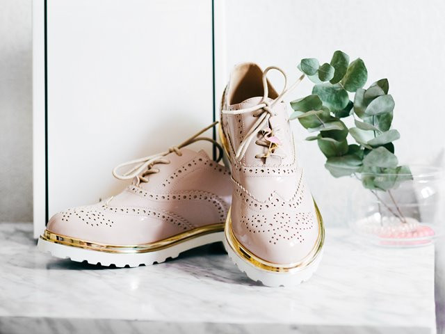 Gunakan amplas untuk melembutkan kembali bagian bawah sol sepatu Anda agar sepatu tak berderit. (Foto: Alexandra Gorn/Unsplash.com)