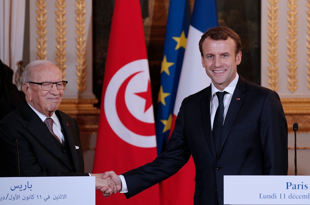 Presiden Prancis Emmanuel Macron (kanan) berjabat tangan dengan Presiden Tunisia Bej Caid Essebsi di Paris, 11 Desember 2017. (Foto: AFP/YOAN VALAT)
