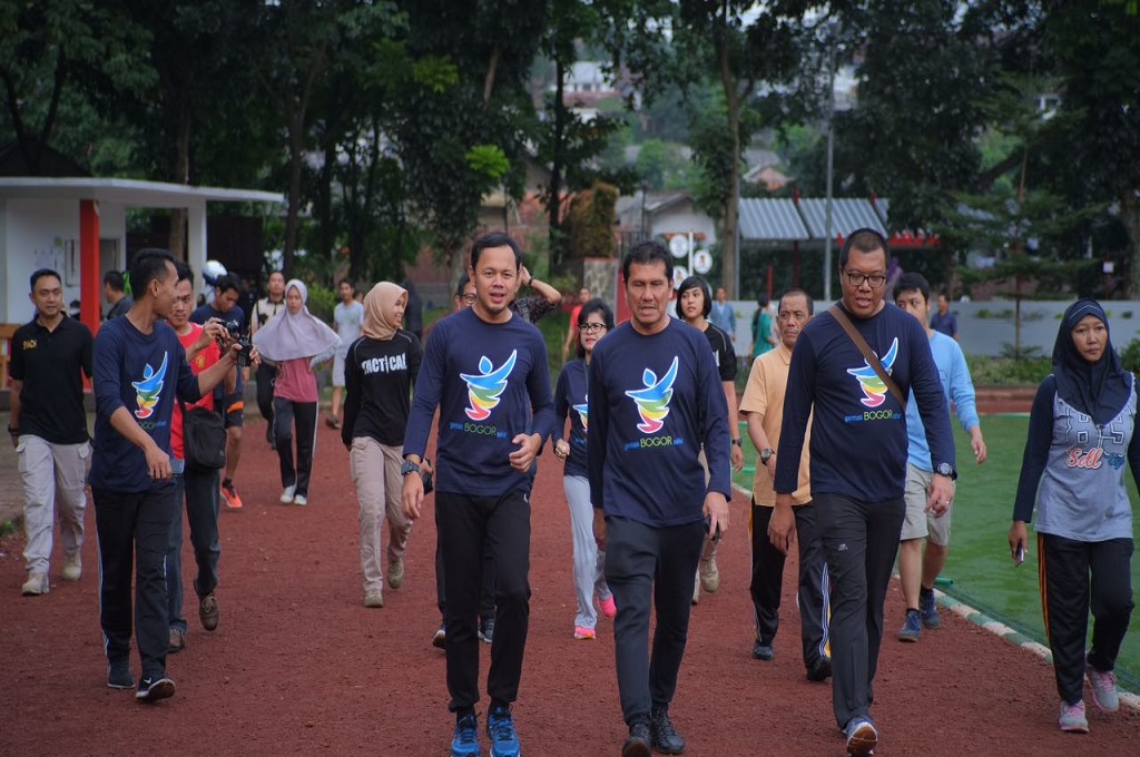 Wali Kota Bima Arya dan Menpan RB berjalan santai di sekitaran Bogor, Jumat 2 Februari 2018, Medcom.id - Rizky