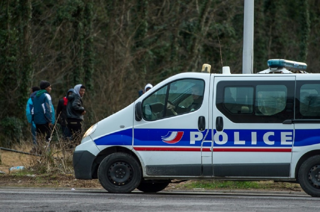 Sebuah mobil polisi terparkir di Calais, Prancis. (Foto: AFP)