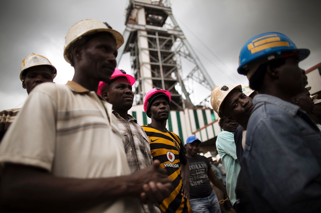 Para pekerja tambang di Afrika Selatan. (Foto: AFP/MARCO LONGARI)