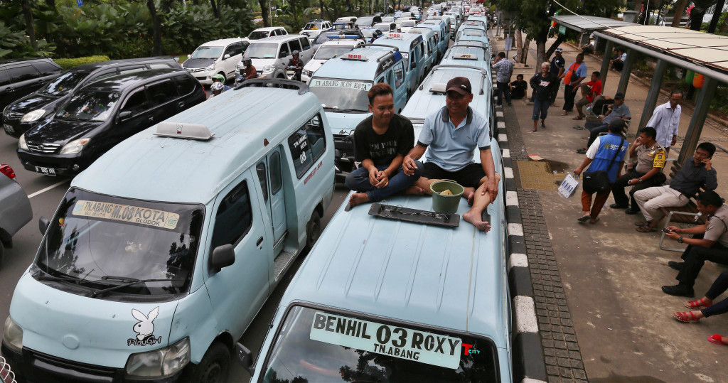 Sopir angkot dengan trayek melintasi kawasan Tanah Abang, Jakarta Pusat, kembali berdemo di depan Balai Kota DKI Jakarta. Foto: MI/Ramdani.