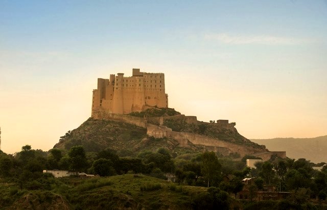 Alila Hotel di puncak bukit Bishangarh, Jaipur, India, ini sebelumnya adalah benteng Inggris. (all photos: Architecture Digest)