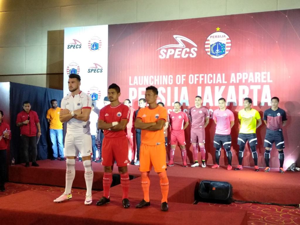 Tiga pilar Persija, Marko Simic, Ismed Sofyan dan Bambang Pamungkas jadi model jersey anyar Persija (Foto: medcom.id/Riyan Ferdianto)