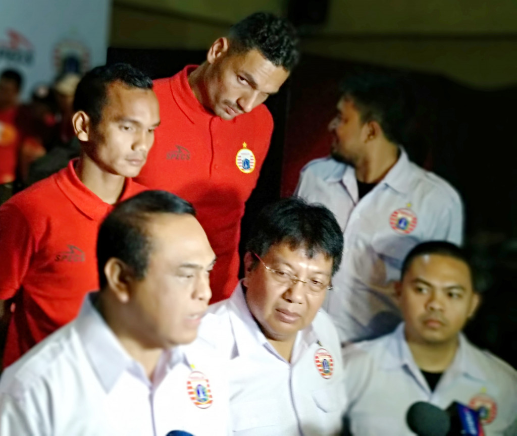 Ketua CdM Asian Games 2018 Syafruddin (kiri bawah) didampingi Dirut Persija Gede Widiade (tengah) di sela acara peluncuran-Medcom.id/Riyan Ferdianto 