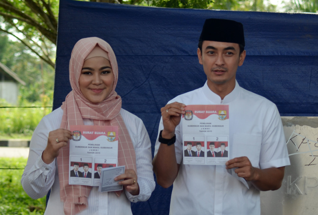 Gubernur Jambi Zumi Zola Zulkifli (kanan) bersama istrinya Sherrin Tharia. Foto: Wahdi Septiawan/Antara