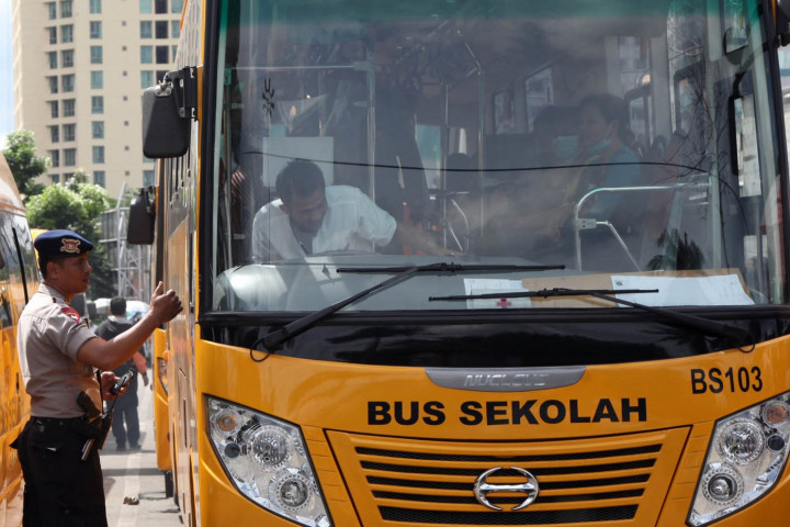 Bus Sekolah Surabaya Bisa Dibayar Pakai Sampah Plastik