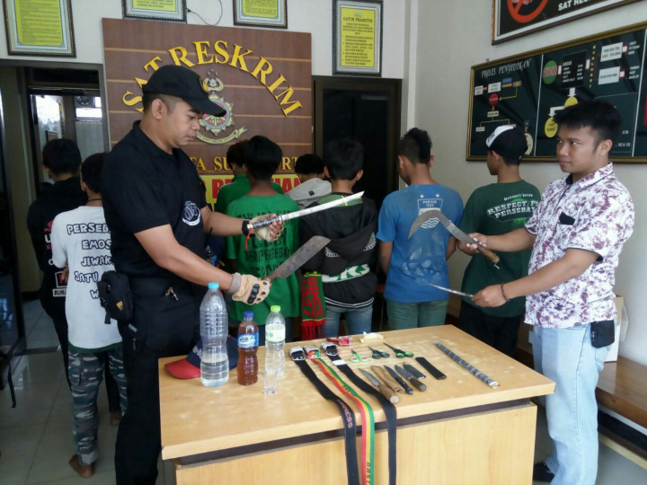 Belasan Bonek Terciduk Membawa Senjata Tajam dan Miras