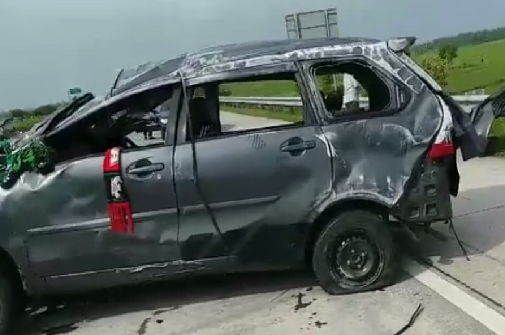 Kendaraan yang ditumpangi rombongan bonek rusak parah setelah kecelakaan di tol Mojokerto-Jombang, Jawa Timur, Sabtu 3 Februari 2018, Medcom.id - Nurul Hidayat