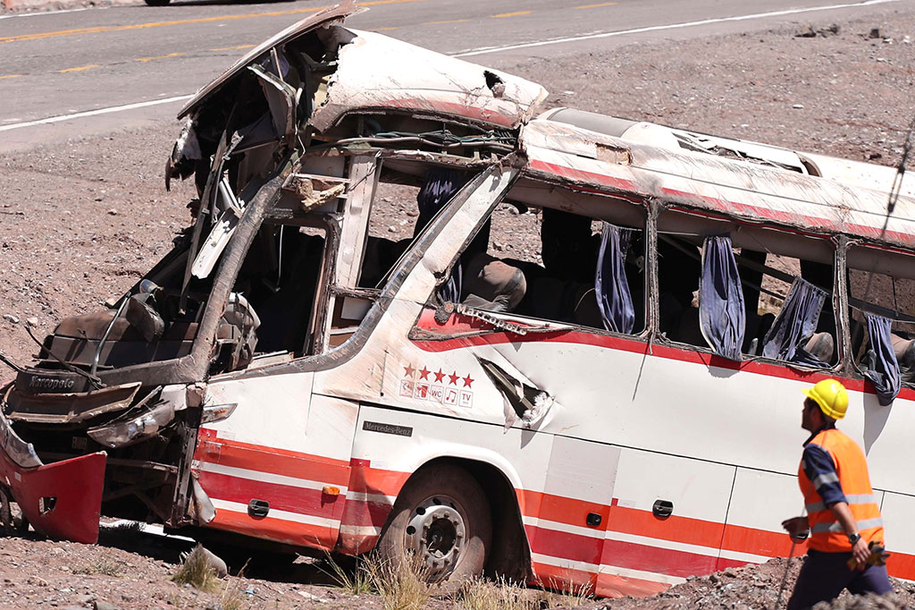 Dua Bus Bertabrakan, 3 Orang Tewas