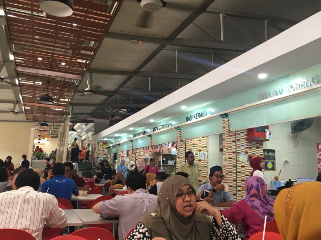 Foodcourt Pertamax Complex (Foto: Sonya Michaella)