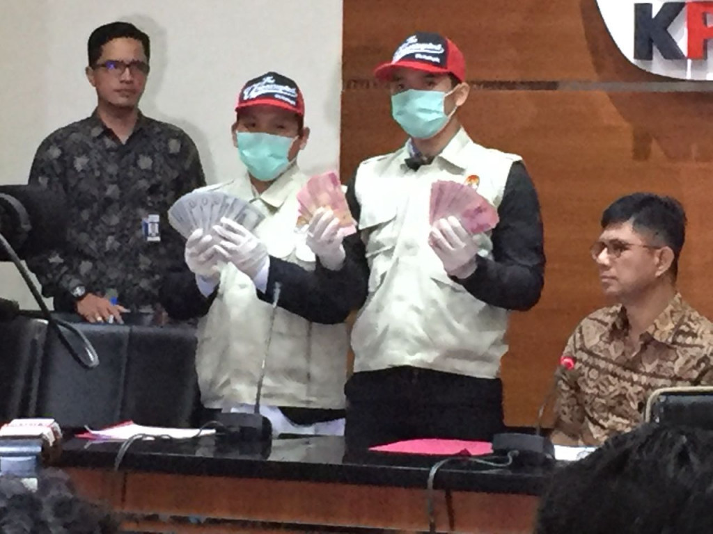 Penyidik KPK menunjukkan uang sitaan kasus suap Bupati Jombang/Medcom.id/Damar Iradat