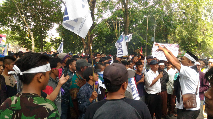 Ribuan Nelayan Demo Anticantrang di DPRD Sumut