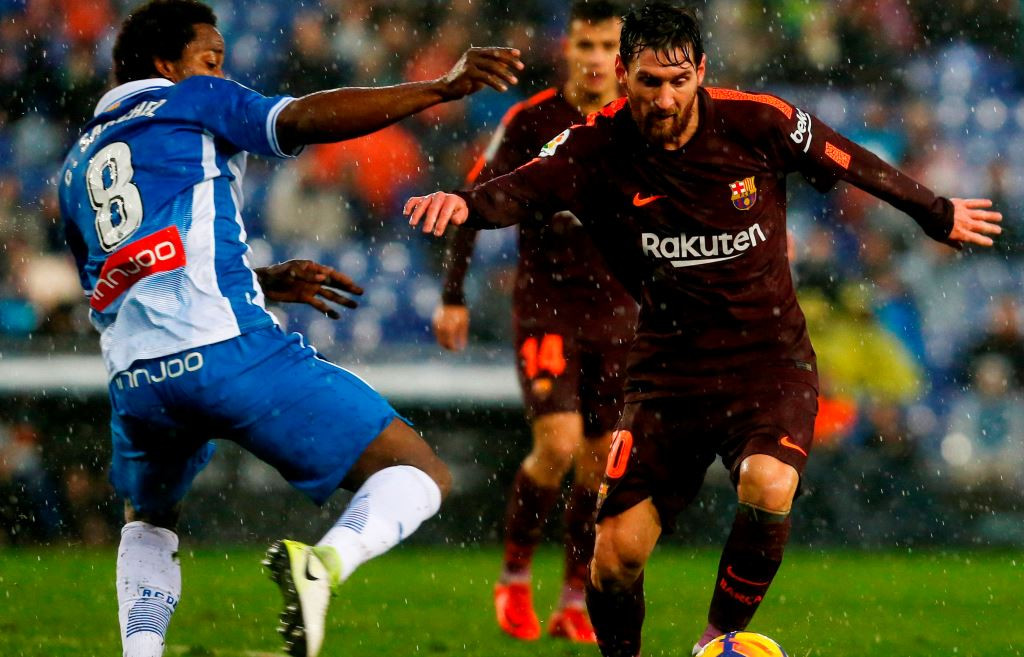 Suasana pertandingan Espanyol vs Barcelona. (Foto: AFP/Pau Barrena)