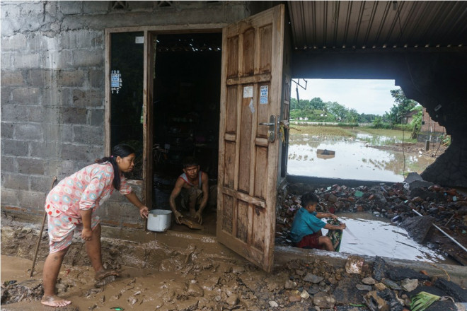 Warga membersihkan rumah yang terendam banjir di Desa Sriharjo, Imogiri, Bantul, DI Yogyakarta, Rabu (29/11). Siklon tropis Cempaka yang tumbuh di perairan selatan Pulau Jawa memicu hujan lebat selama dua hari sehingga mengakibatkan 114 titik bencana beru