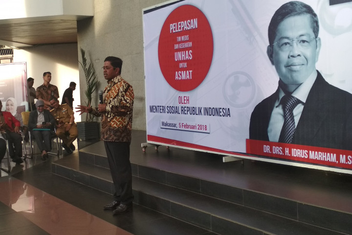 Mensos Lepas Tim Kesehatan Unhas untuk Asmat