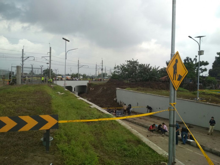 Korban Longsor Underpass Soetta Dievakuasi