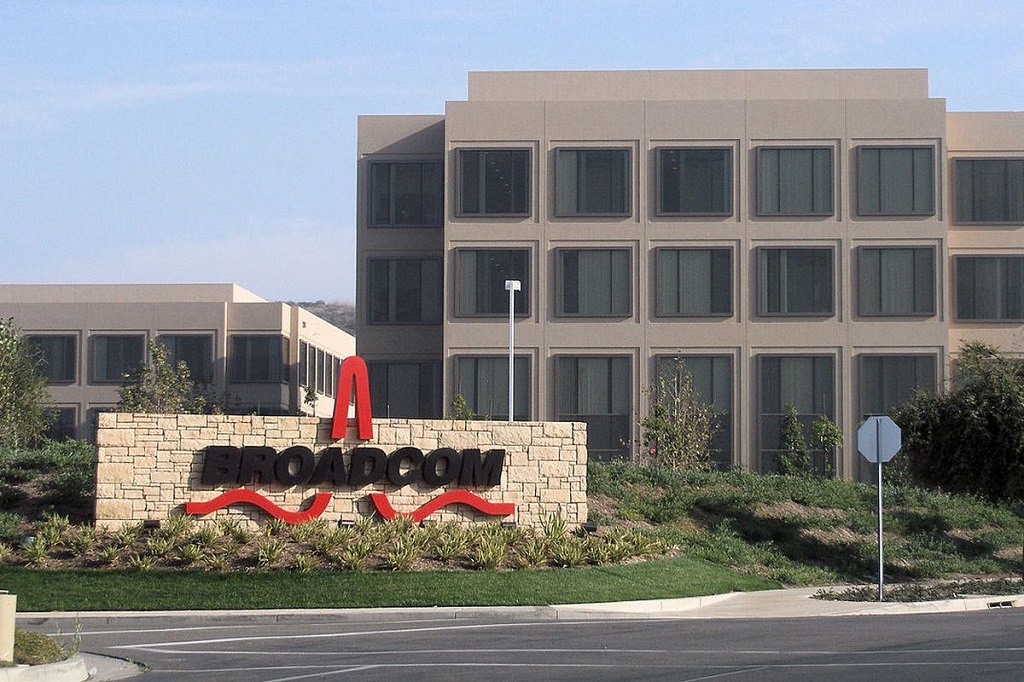 Broadcom merupakan kompetitor Qualcomm di industri komponen semikonduktor.