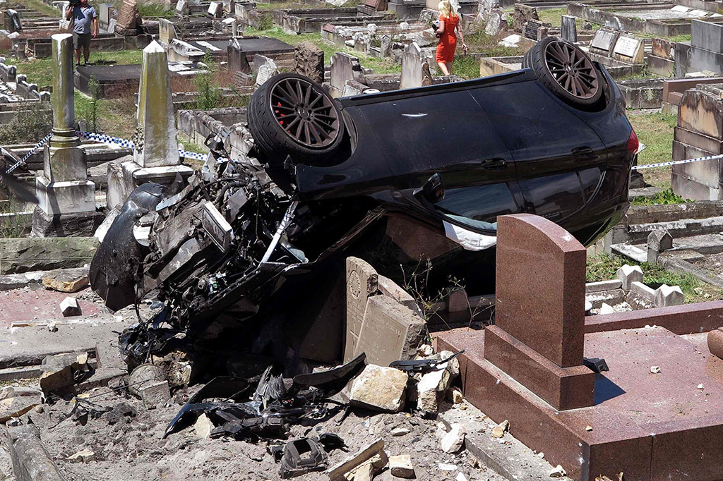 Sopir Mabuk, Mobil Tabrak Permakaman di Sydney