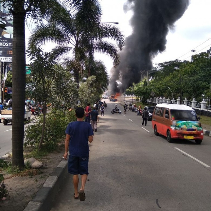 Bus Damri Terbakar di Depan Kampus IPDN