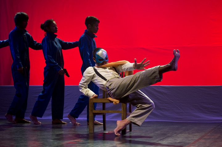 Teater, Seni Kritik Simbol