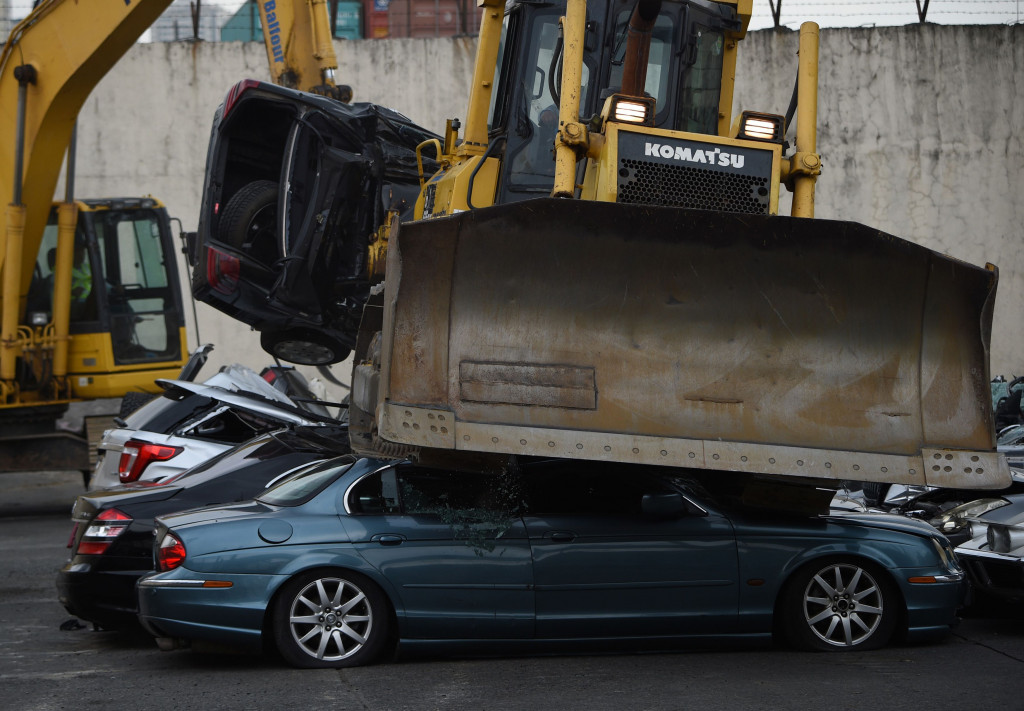 Ekskavator Lindas Puluhan <i>Sportcar</i> Mewah