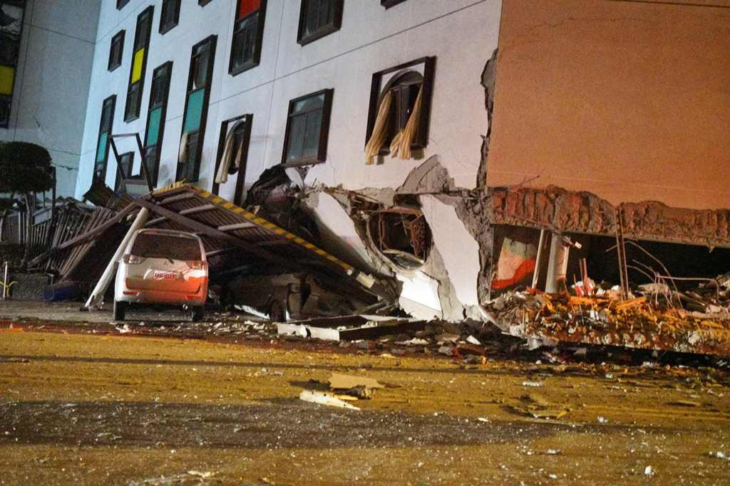 Gempa di Taiwan mengakibatkan bangunan hotel runtuh. (AFP/Paul Yang)