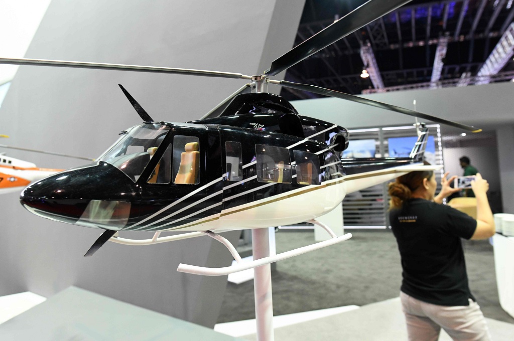 Sebuah model helikopter tipe Bell 412 di acara Singapore Airshow di Singapura, 7 Februari 2018. (Foto: AFP/ROSLAN RAHMAN)